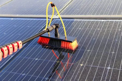 Eine spezielle Bürste mit Wasser-Zuführung für das Reinigen von Solar-Modulen.